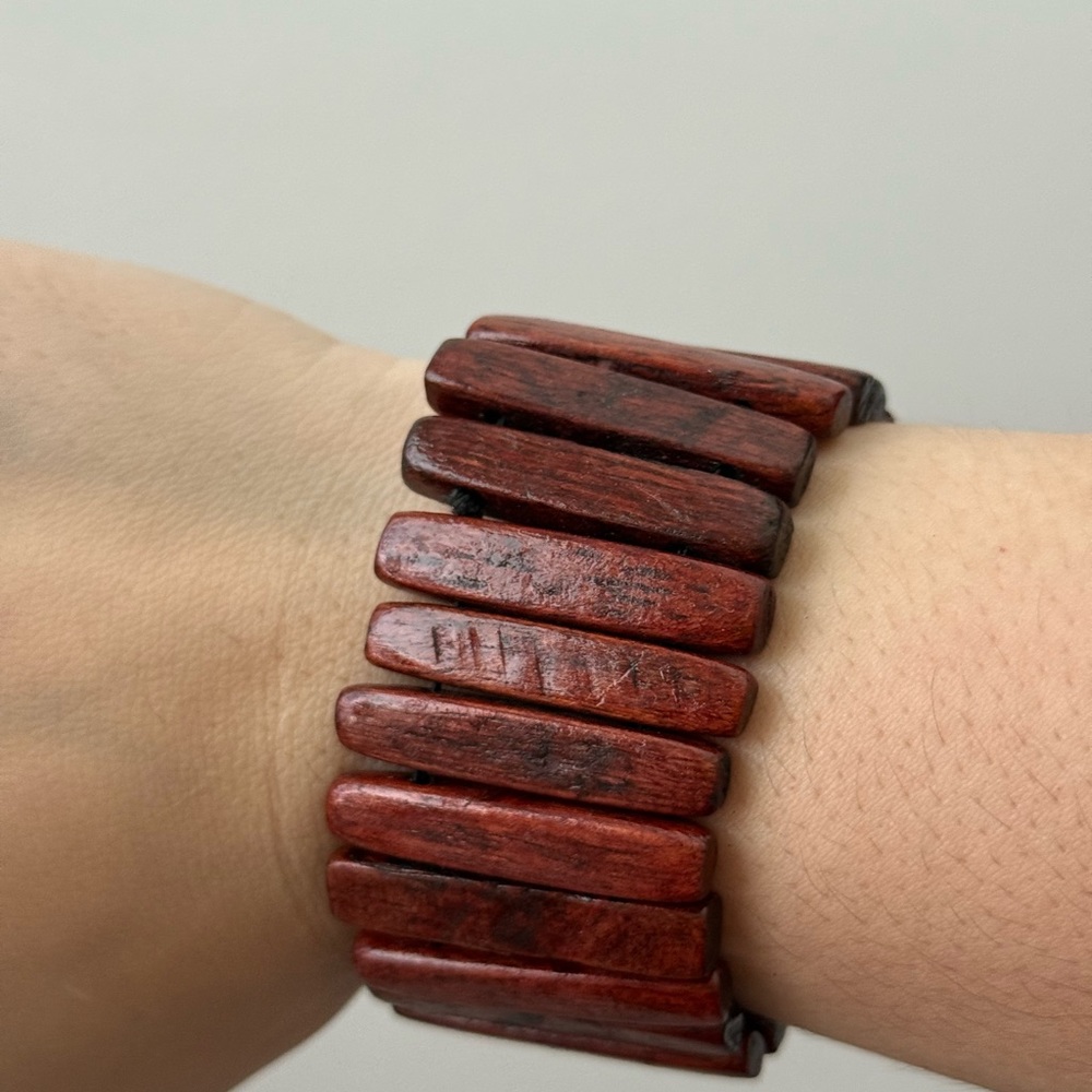 Wooden Red Bracelet 🌿 Dark Wood Stretch Bracelet